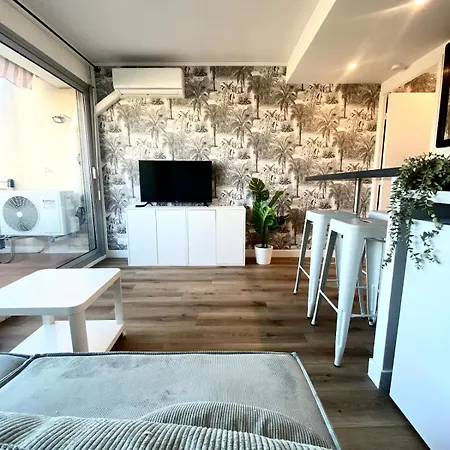 Beautiful Private Rooftop With Sea View 4 People דירה *